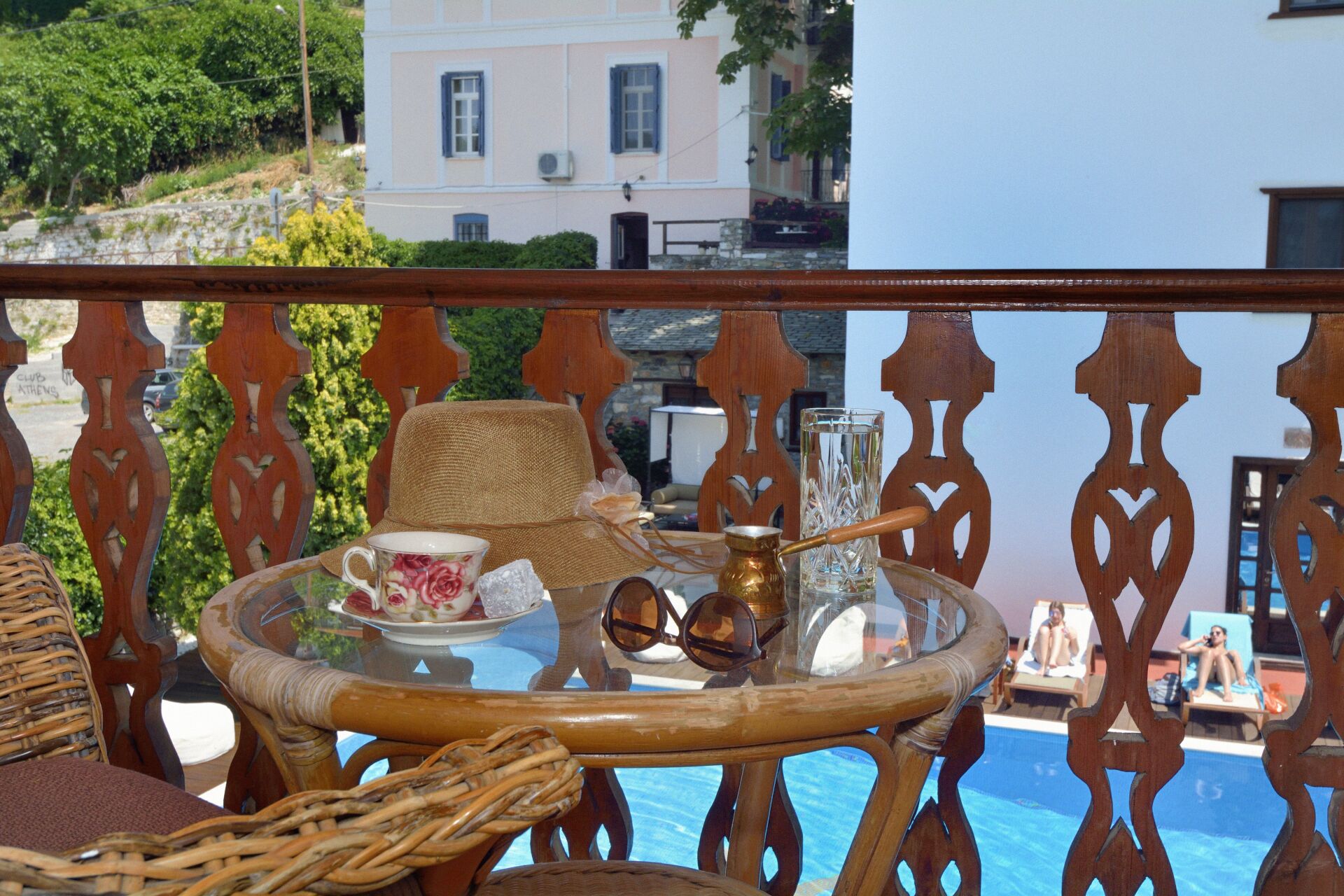 Suite Deluxe, llar de foc, vistes a la piscina | Roba de llit d'alta qualitat, minibar i planxa i posts de planxar 