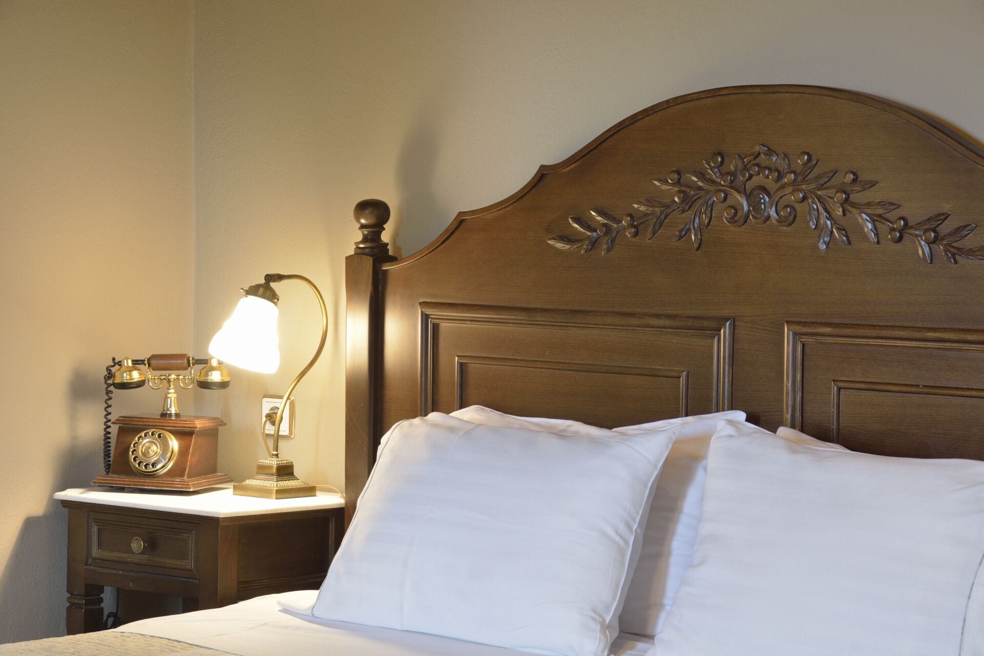 deluxe double or twin room, fireplace | 1 bedroom, premium bedding, minibar, iron/ironing board