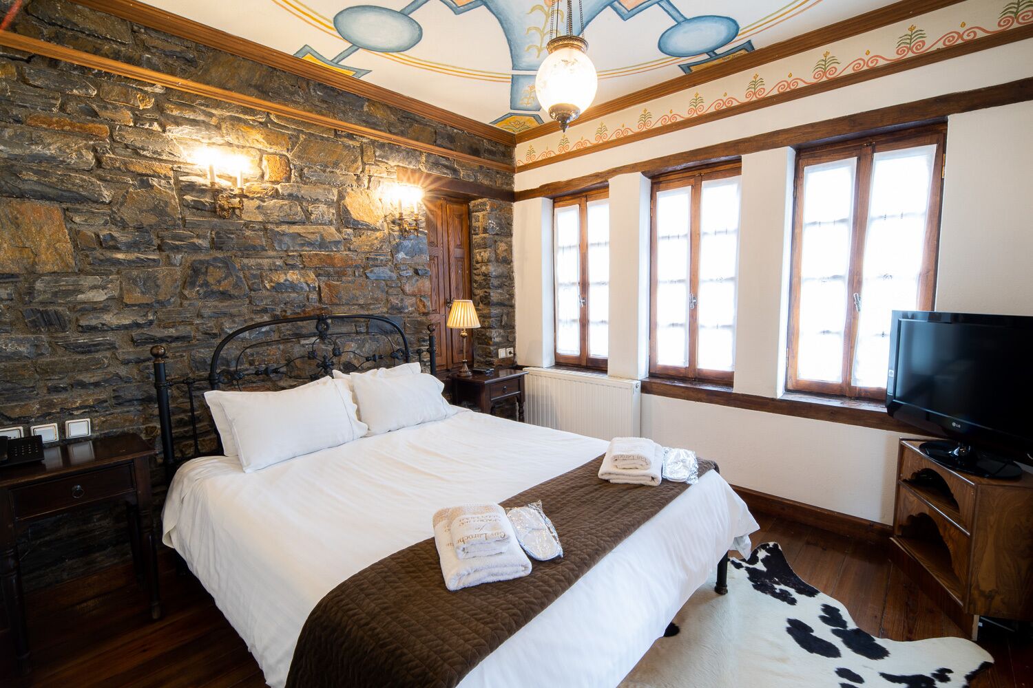 deluxe suite, fireplace, pool view | 1 bedroom, premium bedding, minibar, iron/ironing board