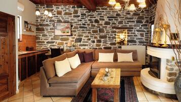 Suite Deluxe, chimenea, vista a la alberca | Área de sala de estar
