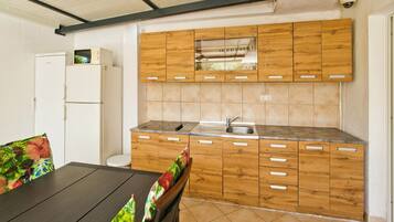 Cookware/dishes/utensils