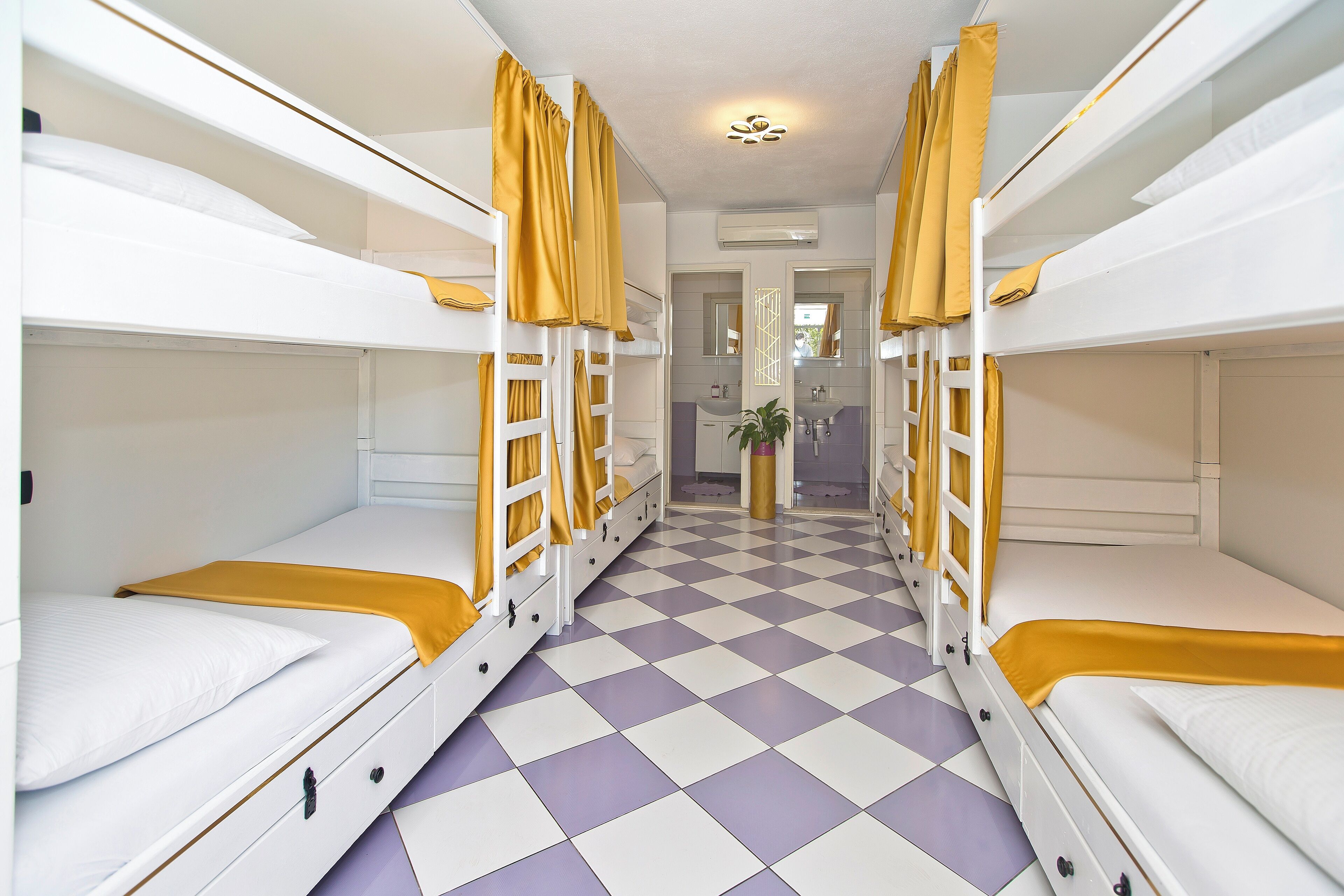 8 Bed Dormitory under 40 years | Banheiro | Chuveiro, secador de cabelo, toalhas de banho 