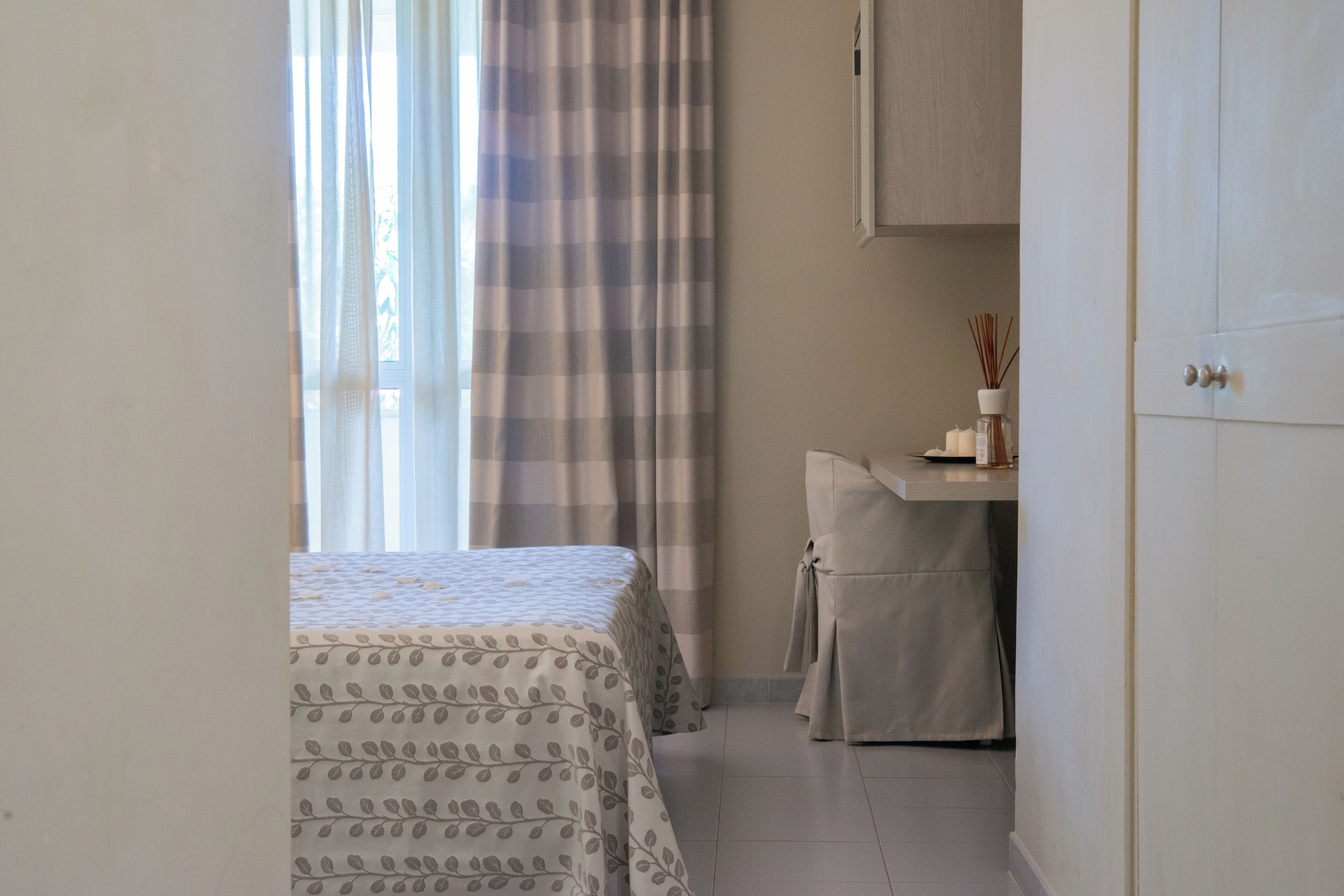 Une chambre à coucher avec un lit, un bureau et une chaise.