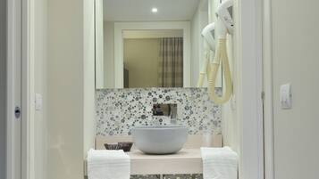 Haartrockner, Bidet, Handtücher