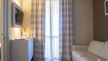 Suite | Una cassaforte in camera, una scrivania, ferro/asse da stiro