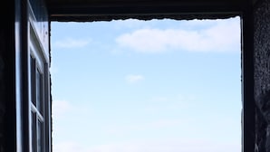 A room with a view of the sea through an open window. - Adegas do Pico (Sao Roque do Pico)