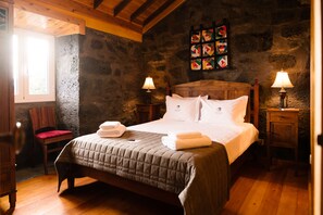 Adega da Montanha, 2 Bedrooms, Ocean View | 1 soverom, strykejern/-brett og barnesenger (inkludert)