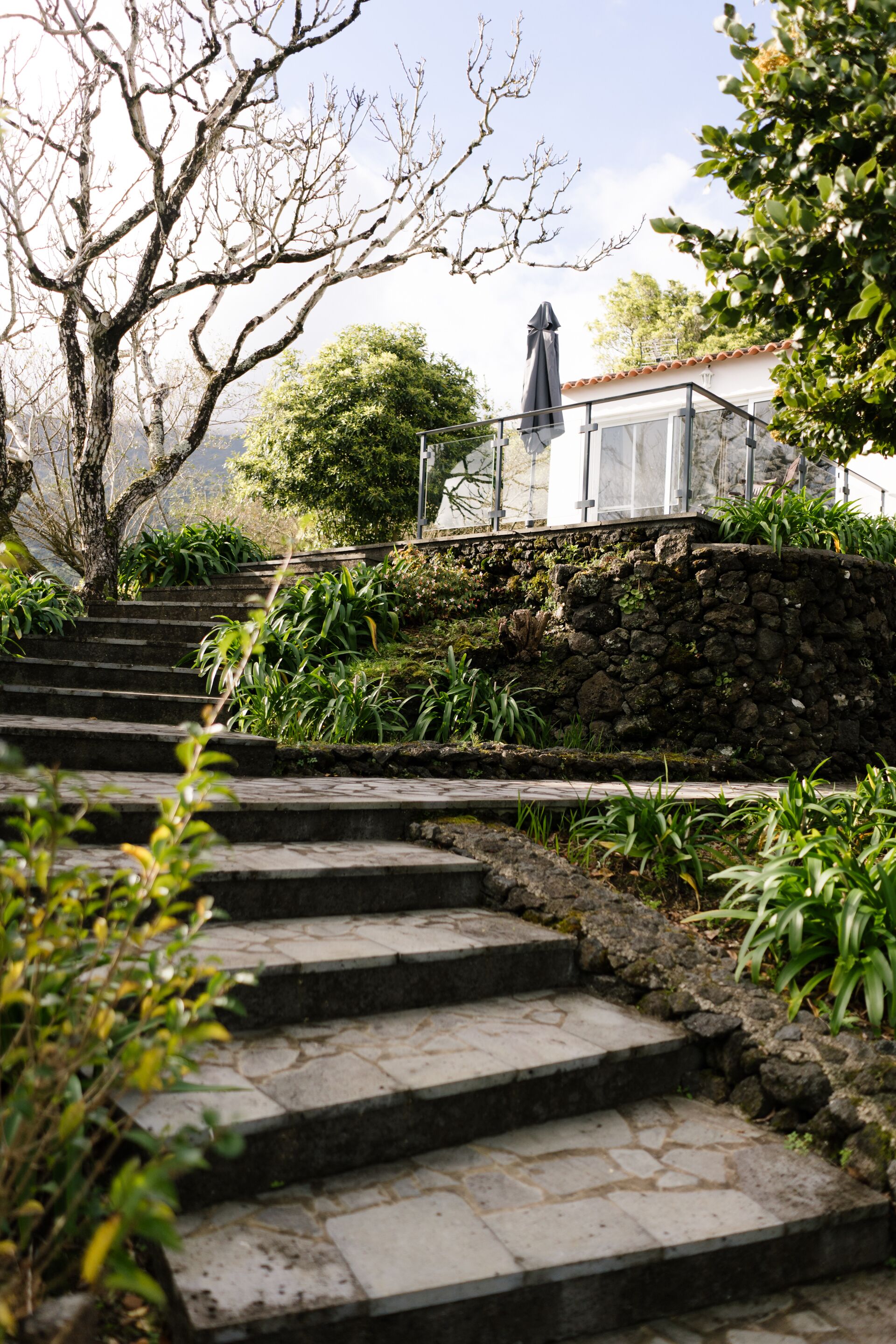 Vista frontal de la propiedad