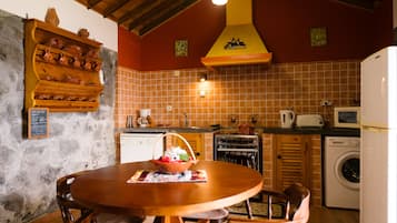 Adega Flor da Ribeira, 2 Bedrooms, Ocean View | Eigene Küche | Kühlschrank, Mikrowelle, Ofen, Herdplatte