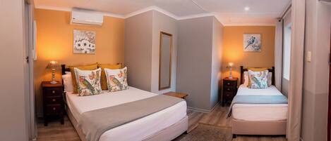 Ropa de cama de alta calidad y caja de seguridad en la habitación