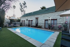 Außenpool, Sonnenschirme, Liegestühle