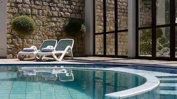 Piscine extérieure, chaises longues