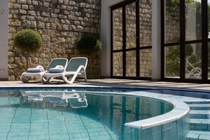 Utendørsbasseng og solsenger