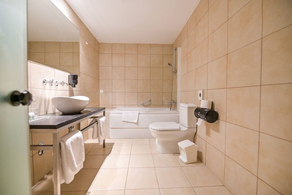 Une salle de bain moderne avec une baignoire, des toilettes et un lavabo.