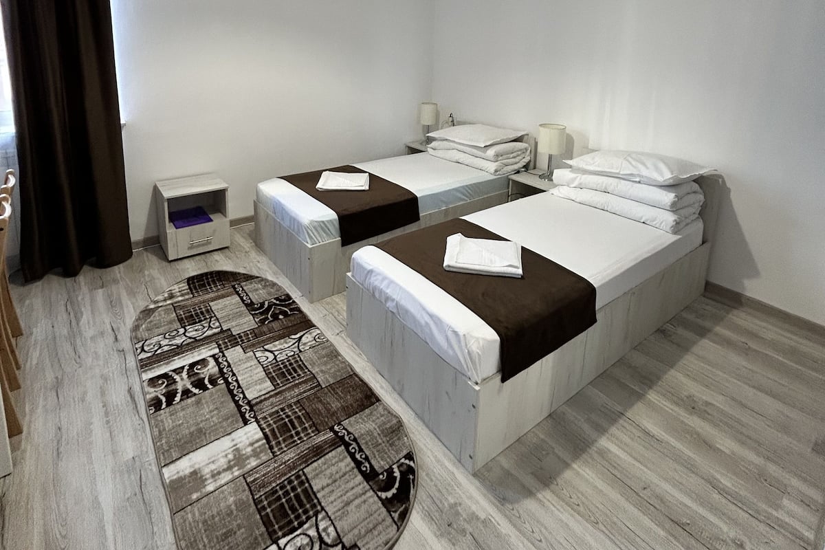 Kamer, 1 twee- of 2 eenpersoonsbedden | Geluiddichte muren, gratis wifi, rolstoeltoegankelijk