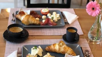 Petit déjeuner buffet (23 RON par personne)