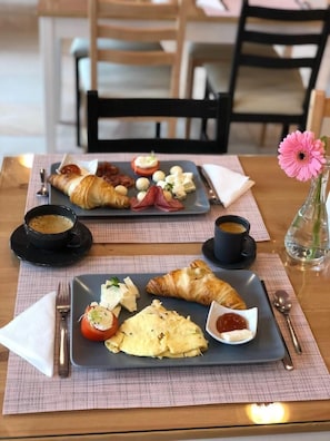 Petit-déjeuner buffet (23 RON par personne)