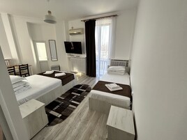 Habitación triple económica | Sistema de insonorización, wifi gratis, accesible en silla de ruedas