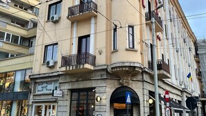 Un immeuble à plusieurs étages, de style architectural classique, doté de balcons et de grandes fenêtres.
