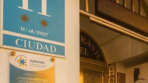 Entrada de un hotel con un letrero que dice "H/JA/0507 CIUDAD" y una placa que indica "EUROPARC".