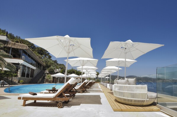 Alberca al aire libre por temporada y sombrillas en la alberca 