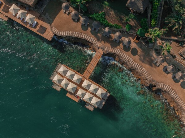 Privatstrand, Cabañas (gegen Gebühr), Liegestühle, Sonnenschirme
