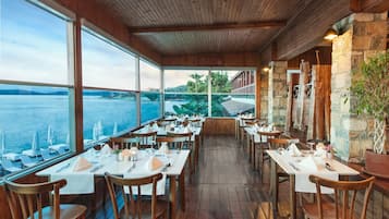 2 restaurants, breakfast, dinner served; international cuisine