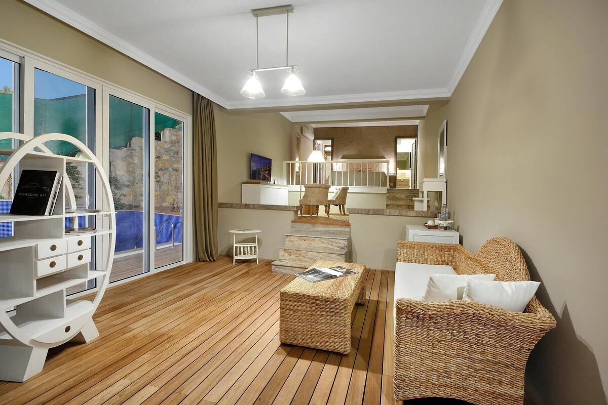 Romantic Suite, 1 Queen Bed, Pool Access, Sea View | Minibar, in-room safe, desk, blackout drapes