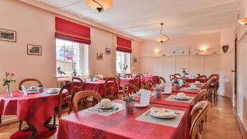 Petit déjeuner continental (13 EUR par personne)