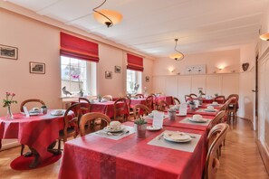 Tägliches kontinentales Frühstück (13 EUR pro Person)