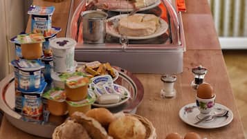 Daily continental breakfast (EUR 13 per person)