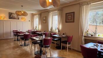 Petit déjeuner continental (13 EUR par personne)