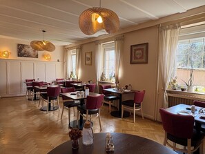 Daily continental breakfast (EUR 13 per person)