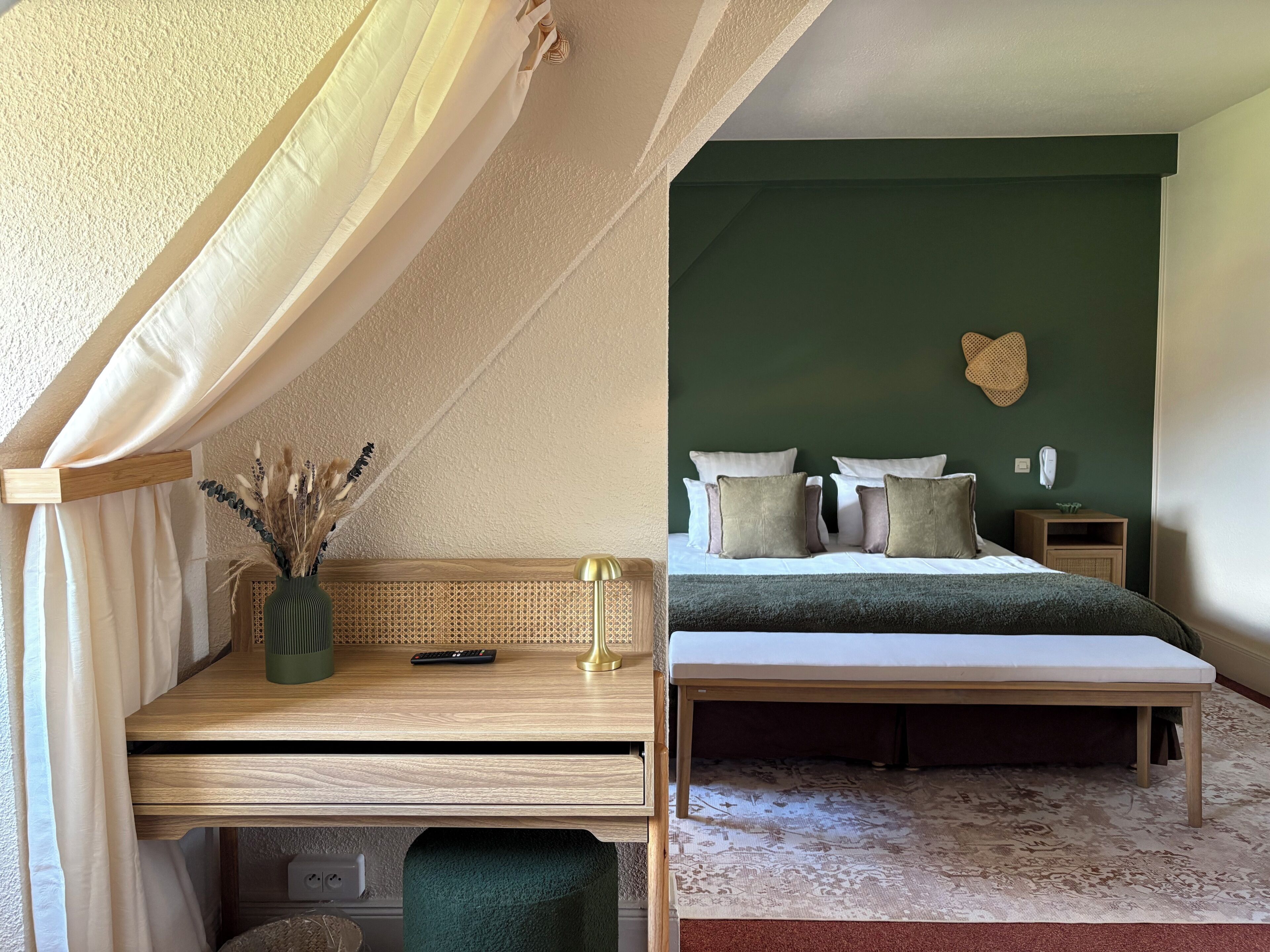 Comfort Suite, Pets Not Allowed | Individually decorated, individually furnished, desk, soundproofing