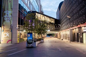 A modern building with large glass windows and a sign that reads "PORTARTUR PARKER". - Koidulapark Hotell (Parnu)