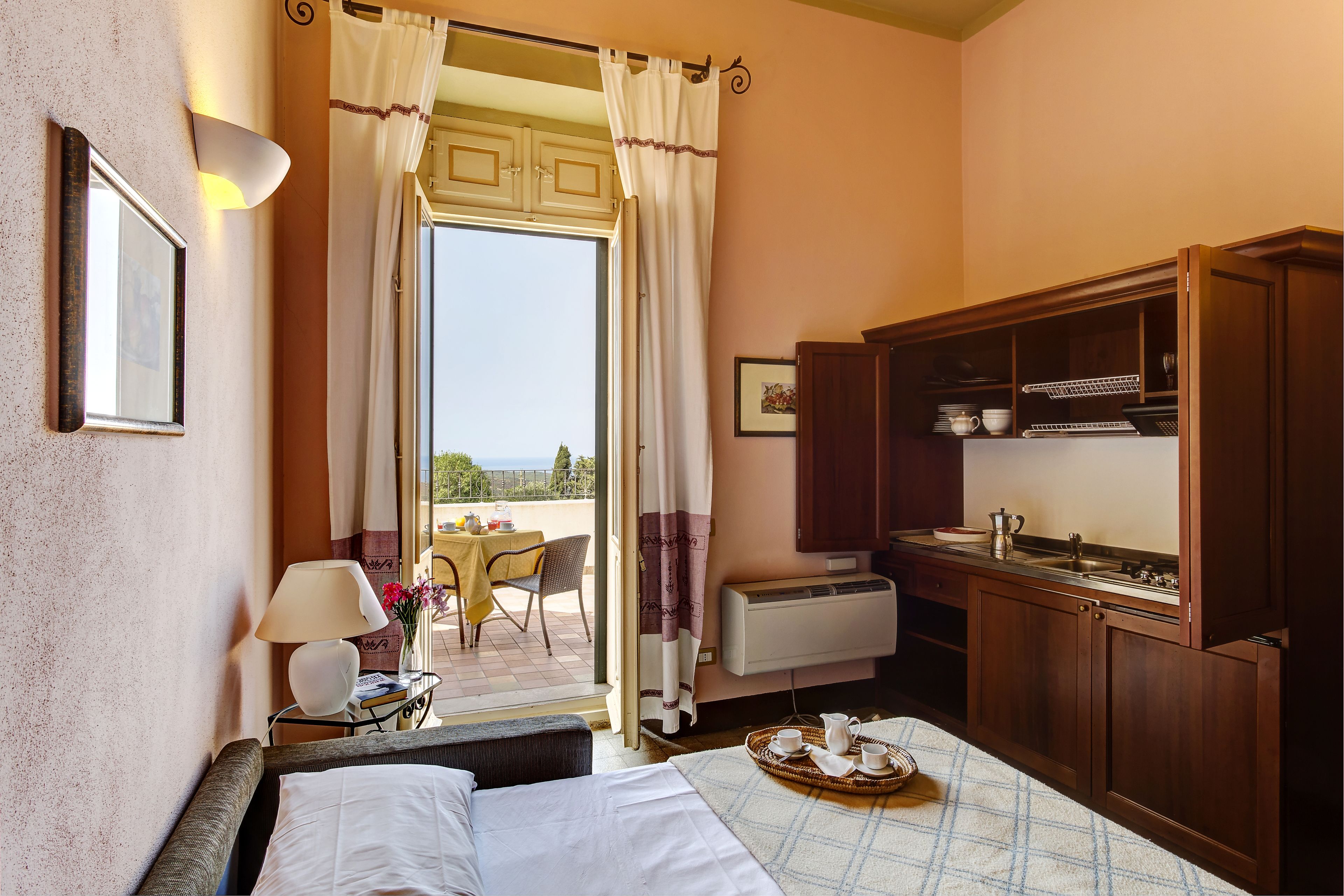 suite, garden view | private kitchen | fridge, high chair