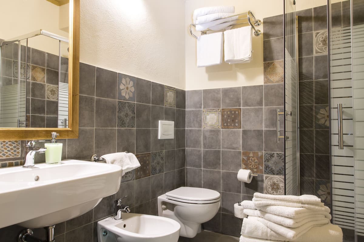 double room, garden view, garden area | bathroom | shower, rainfall showerhead, eco-friendly toiletries, hair dryer