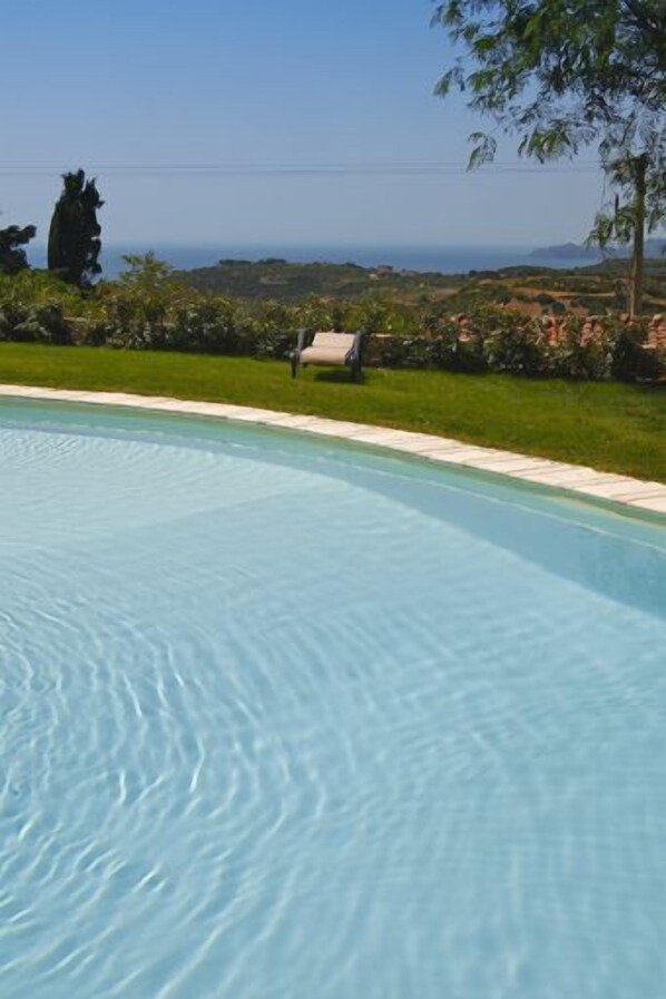 Außenpool (je nach Saison geöffnet), Liegestühle