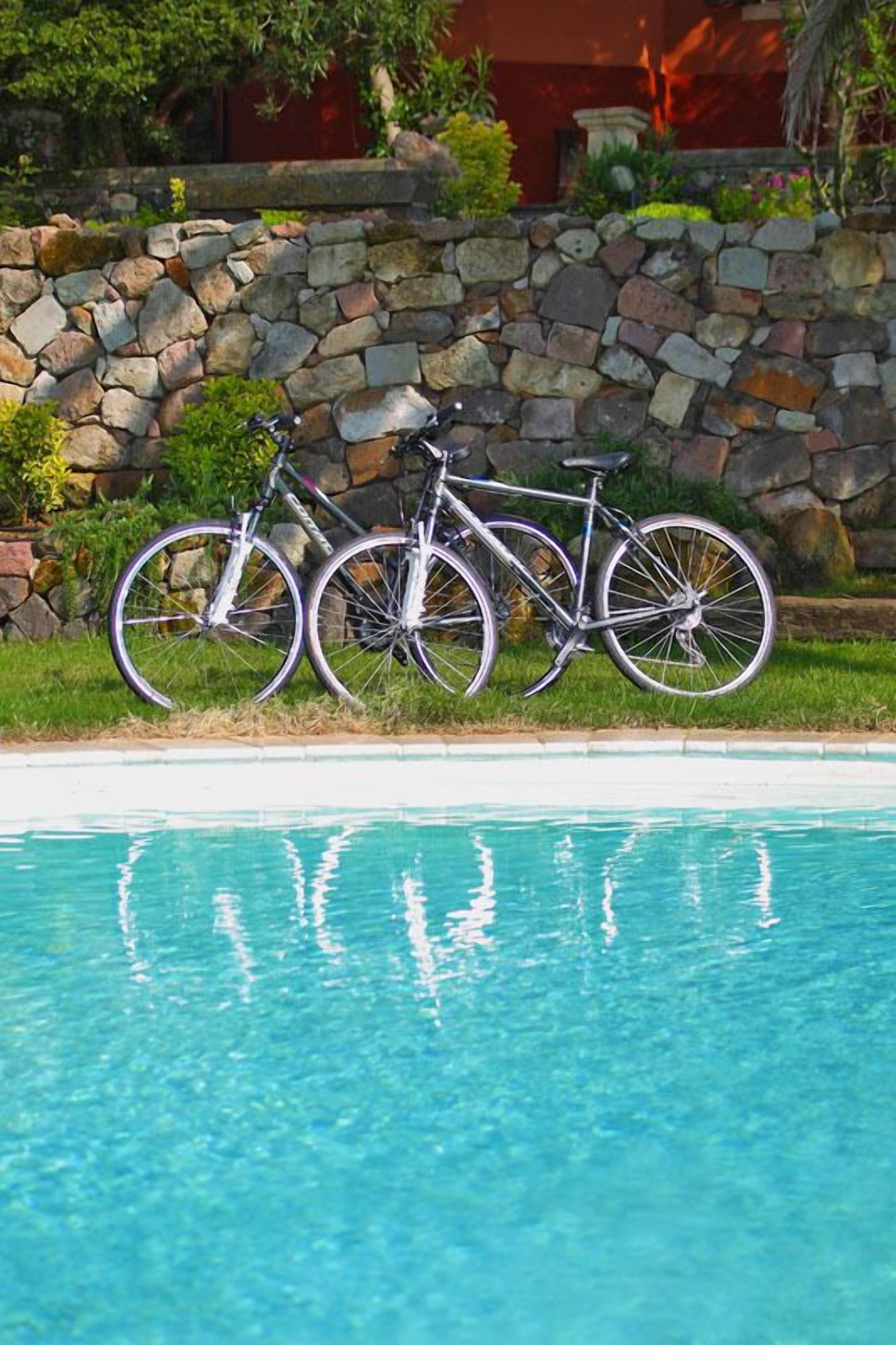 seasonal outdoor pool, open 8 am to 8 pm, pool loungers