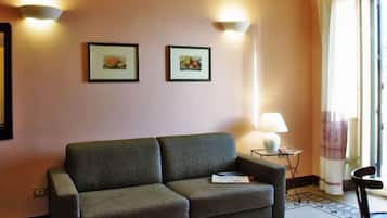 Suite, hageutsikt | Oppholdsområde | En 24-tommers Flatskjerm-TV med digitale kanaler samt TV og bøker