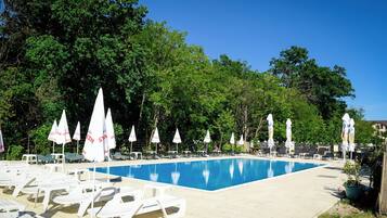 季節性室外游泳池,提供日光浴躺椅