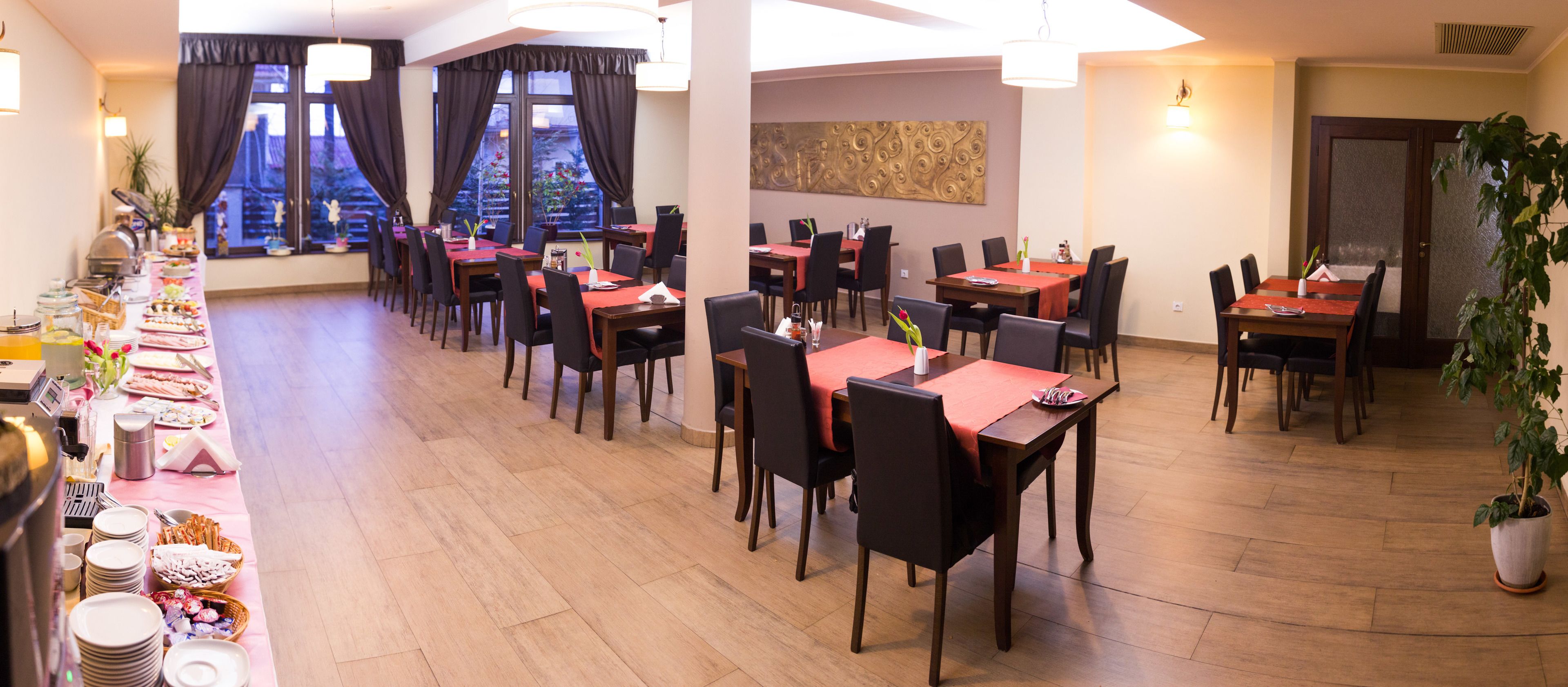 Desayuno buffet diario (RON 25 por persona)