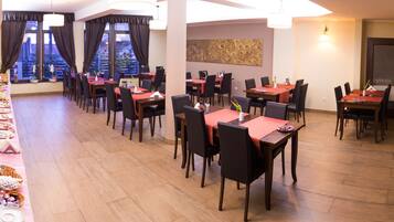 Esmorzar diari d'estil bufet (25 RON per persona)