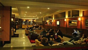 A hotel lobby with seating areas and a bar. - Palace Hotel & Spa Termas de São Vicente (Penafiel)