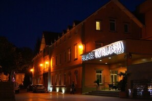 A hotel named "Palace Hotel & Spa" with a well-lit entrance and a visible outdoor seating area. - Palace Hotel & Spa Termas de São Vicente (Penafiel)