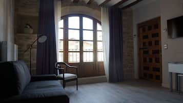 Apartamento Confort, 2 habitaciones | Zona de estar | Una televisión