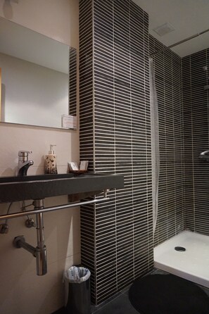 Double Room | Bathroom | Free toiletries, hair dryer, towels - Arganzón Plaza (La Puebla De Arganzon)