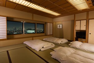Habitación tradicional, no fumadores (Japanese Style for 6people,High Floor) | Ropa de cama de alta calidad, edredones de plumas, caja fuerte