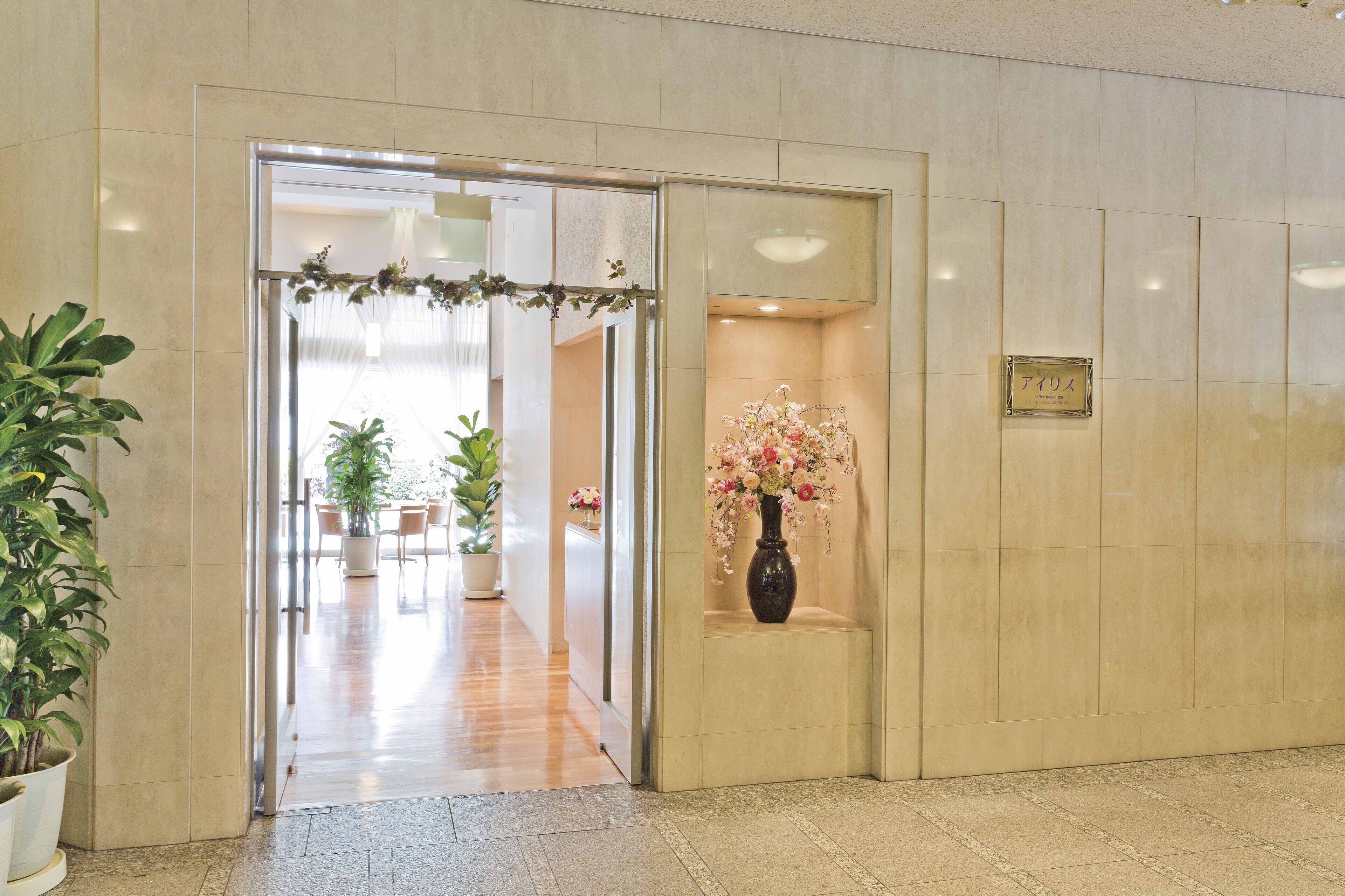 2 restaurants, breakfast served