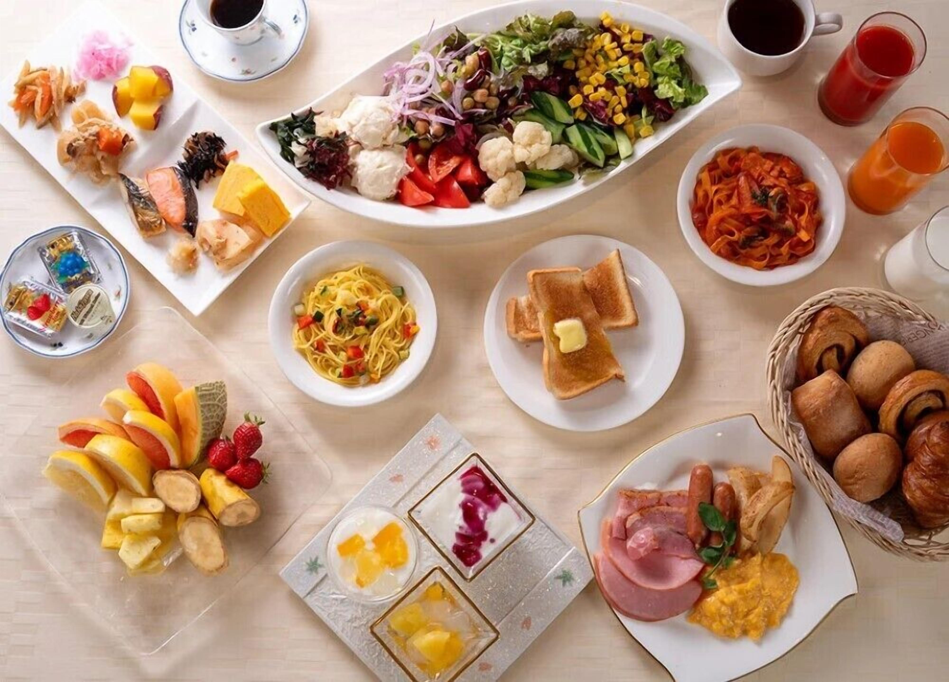 Daily buffet breakfast (JPY 1980 per person)